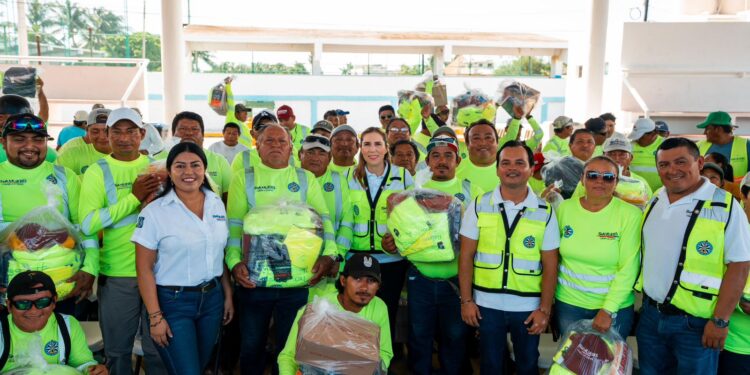 Atenea Gómez Ricalde continúa dignificando al personal de Servicios Públicos con entrega de uniformes