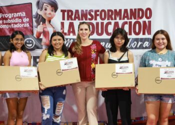 Atenea Gómez entrega de computadoras nuevas a estudiantes de Isla Mujeres