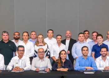 Mara Lezama se reune con empresarios de Costa Mujeres para anunciar mega obra del Bulevar Turístico.