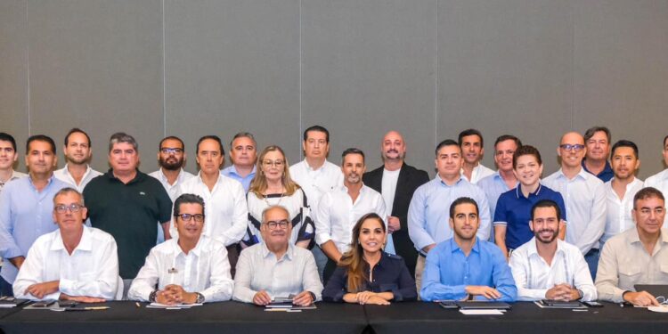 Mara Lezama se reune con empresarios de Costa Mujeres para anunciar mega obra del Bulevar Turístico.