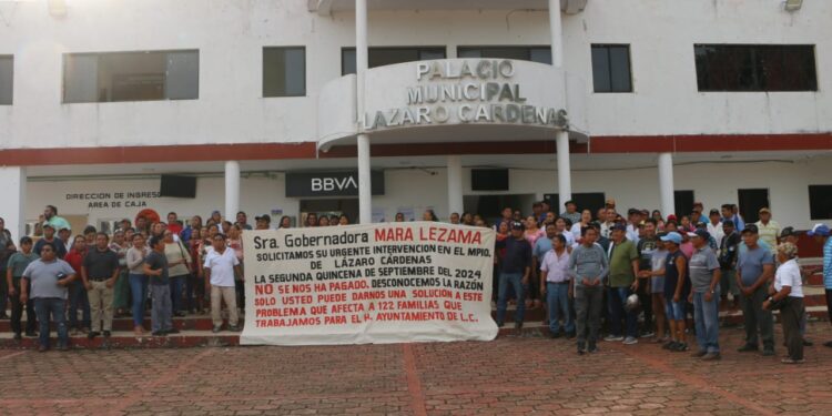 Protestan burócratas de Lázaro Cárdenas, todavía no cobran sueldos