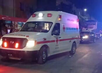 Balean a un hombre en un tianguis de Cancún