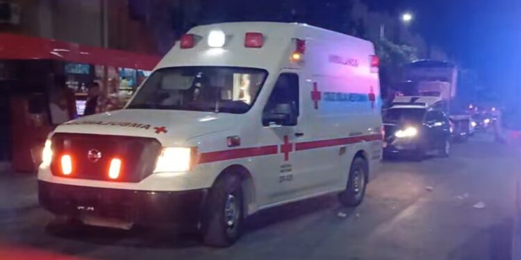 Balean a un hombre en un tianguis de Cancún