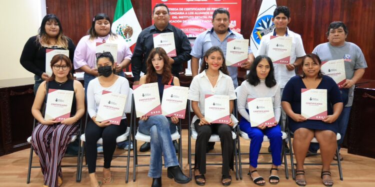 IEEJA y Gobierno de Isla Mujeres entregan certificados de primaria y secundaria