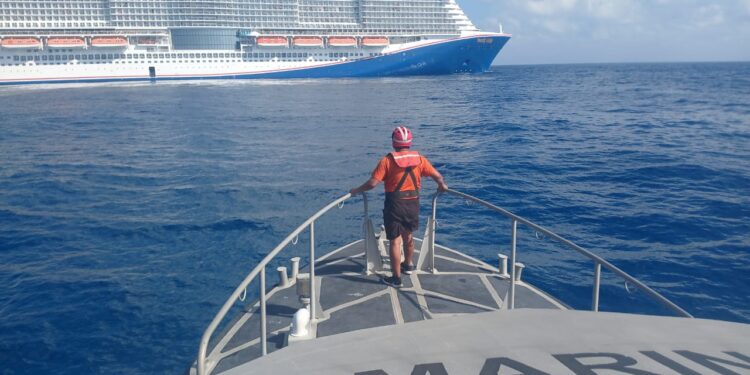 Marina realiza evacuación médica de una persona que se encontraba a bordo de un crucero, frente a costas de Isla Mujeres, Quintana Roo