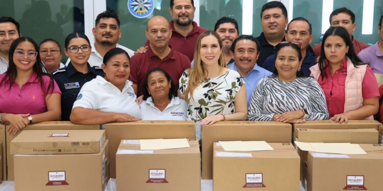 Gobierno de Isla Mujeres entrega nuevo equipo de cómputo a las áreas del Ayuntamiento