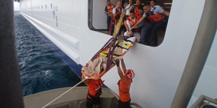 Marina realiza evacuación médica de dos personas que se encontraban a bordo de un crucero, frente a costas de Isla Mujeres, Quintana Roo