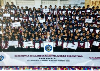 Atenea Gómez Ricalde abandera y entrega uniformes a delegación de atletas de Isla Mujeres