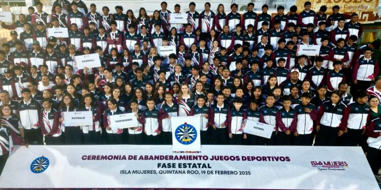 Atenea Gómez Ricalde abandera y entrega uniformes a delegación de atletas de Isla Mujeres