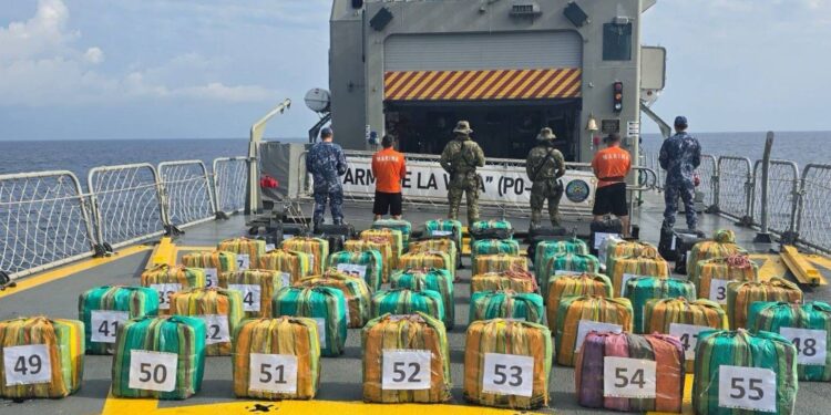 Marina asegura en la mar cerca de dos toneladas de presunta cocaína, frente a las costas de Chiapas