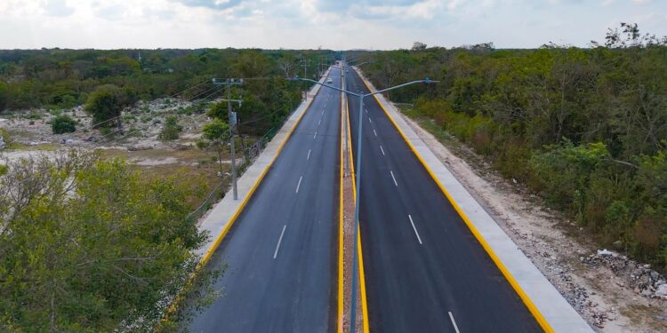 Atenea Gómez Ricalde supervisa la obra de la carretera Rancho Viejo en Ciudad Mujeres