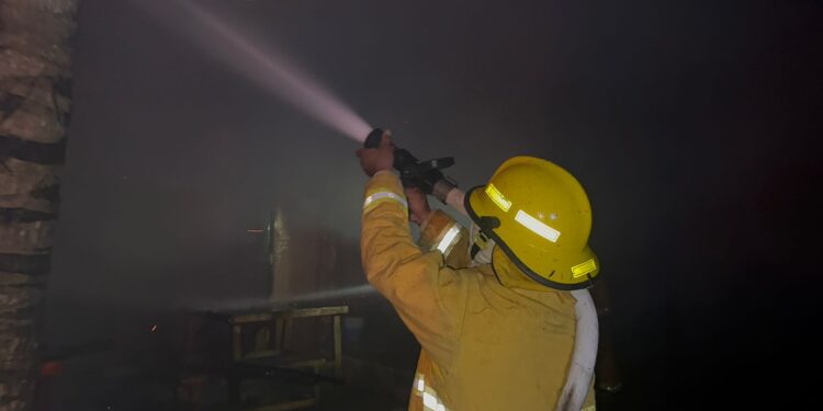 Cuerpo de Bomberos sofoca incendio en Villa sobre la carretera del Mar Caribe