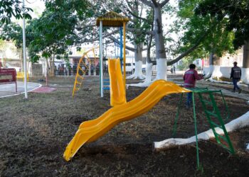 Responde Mara Lezama a los vecinos de Proterritorio y les entrega un parque transformado para la convivencia familiar