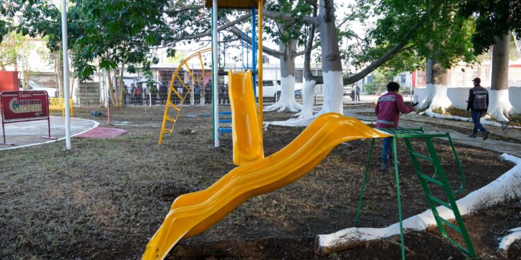 Responde Mara Lezama a los vecinos de Proterritorio y les entrega un parque transformado para la convivencia familiar