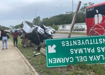 Choca coche contra poste de señalización y quedan 5 personas heridas, en Playa del Carmen