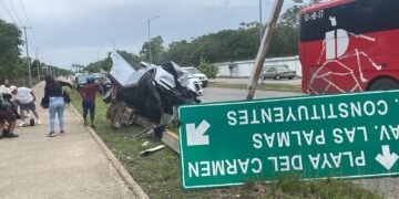 Choca coche contra poste de señalización y quedan 5 personas heridas, en Playa del Carmen