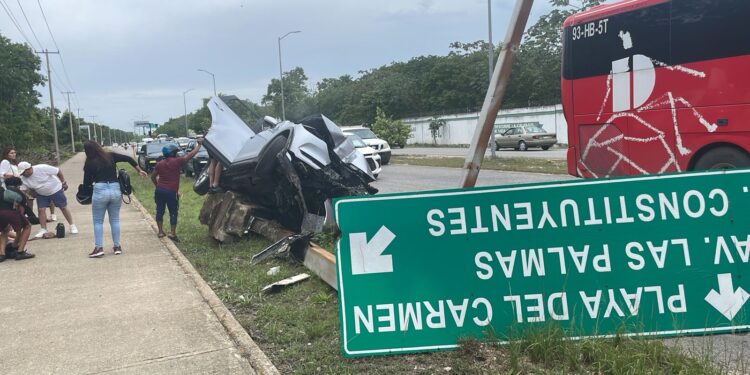 Choca coche contra poste de señalización y quedan 5 personas heridas, en Playa del Carmen