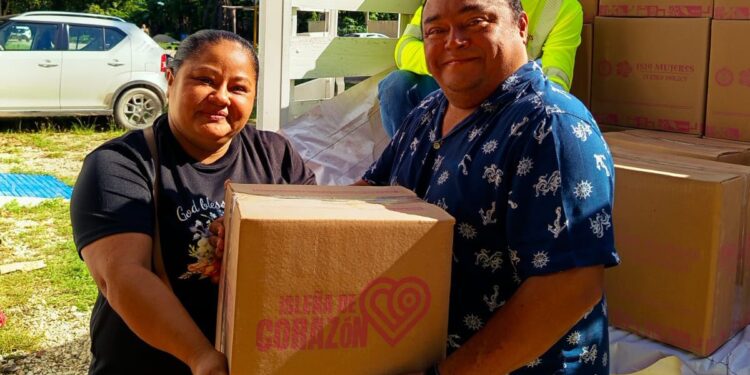 Gobierno de Isla Mujeres entrega despensas de Isleña de Corazón en el poblado de Francisco May